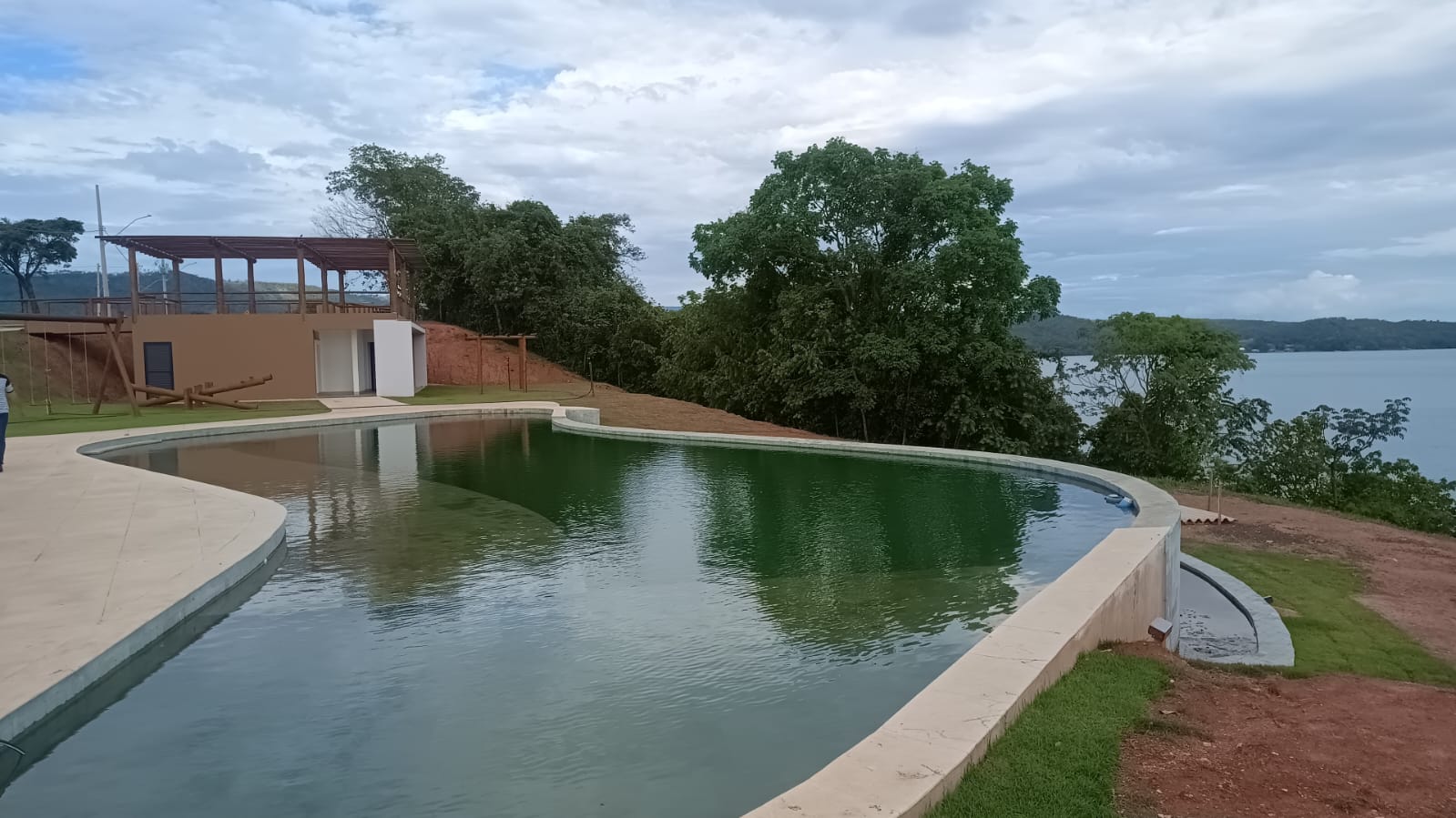Área comum com piscina e vista para o lago