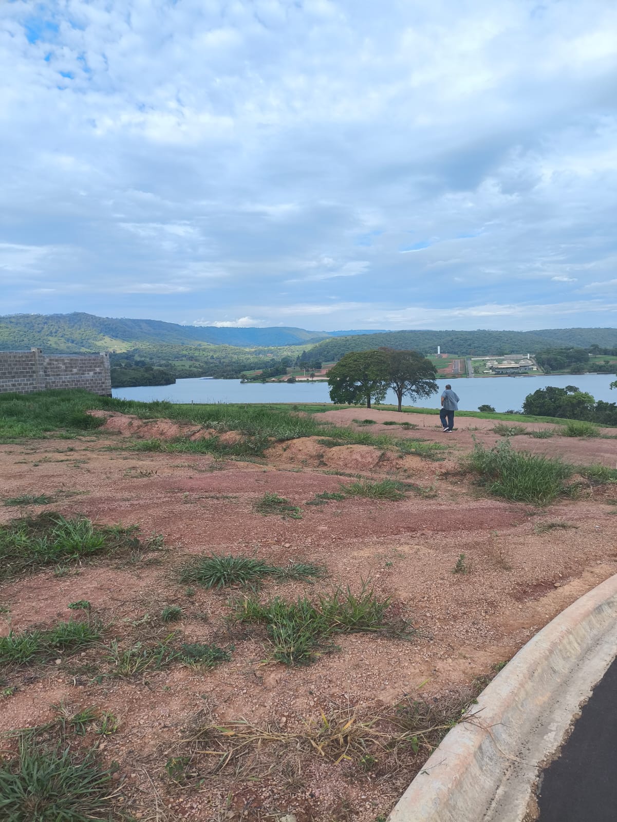 Terreno no Angra Residence com lago ao fundo