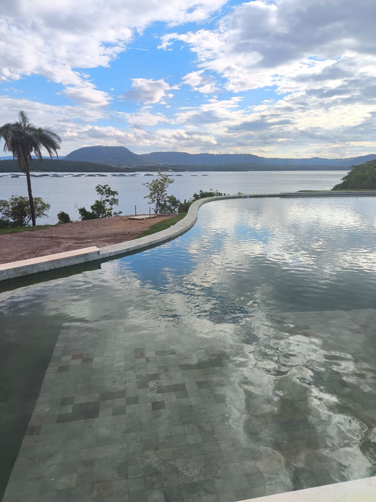 Margem e paisagem do lago